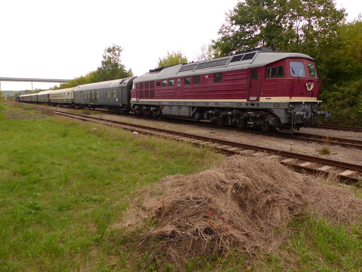 LEG 132 004-3 mit dem DLr 52335 nach Freyburg, am 09.09.2017 in Karsdorf Bbf.