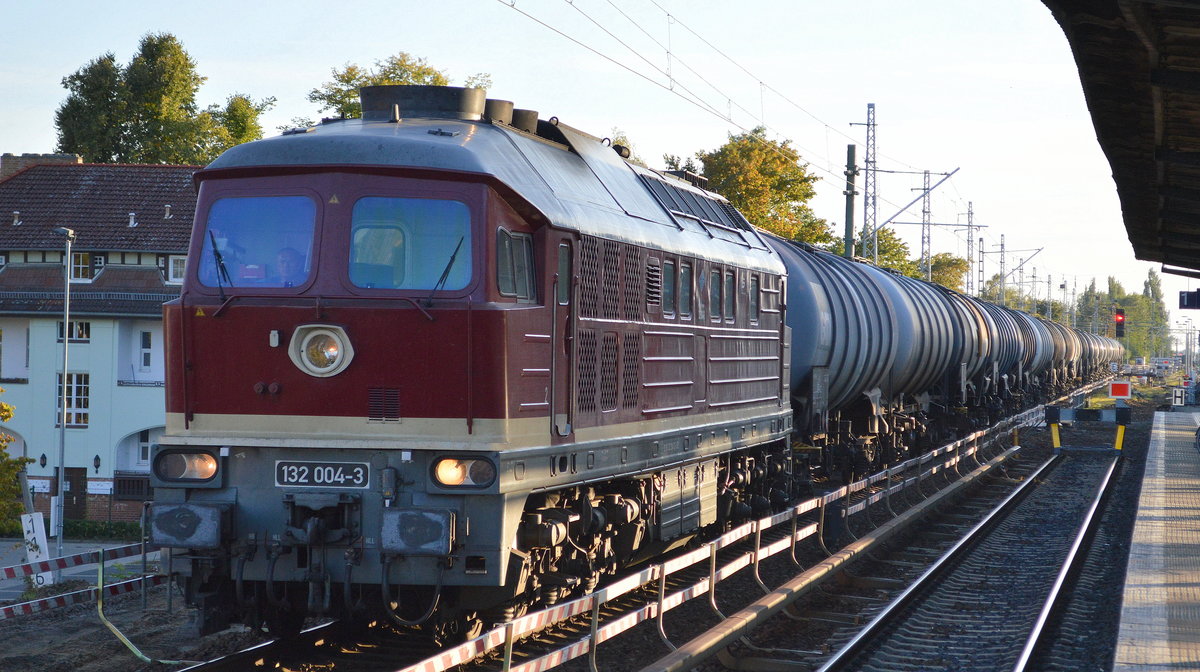 LEG  132 004-3  [NVR-Nummer: 92 80 0232 204-0 D-LEG] mit Kesselwagenzug (leer) Richtung Stendell am 22.04.19 S-Bhf. Berlin Karow.