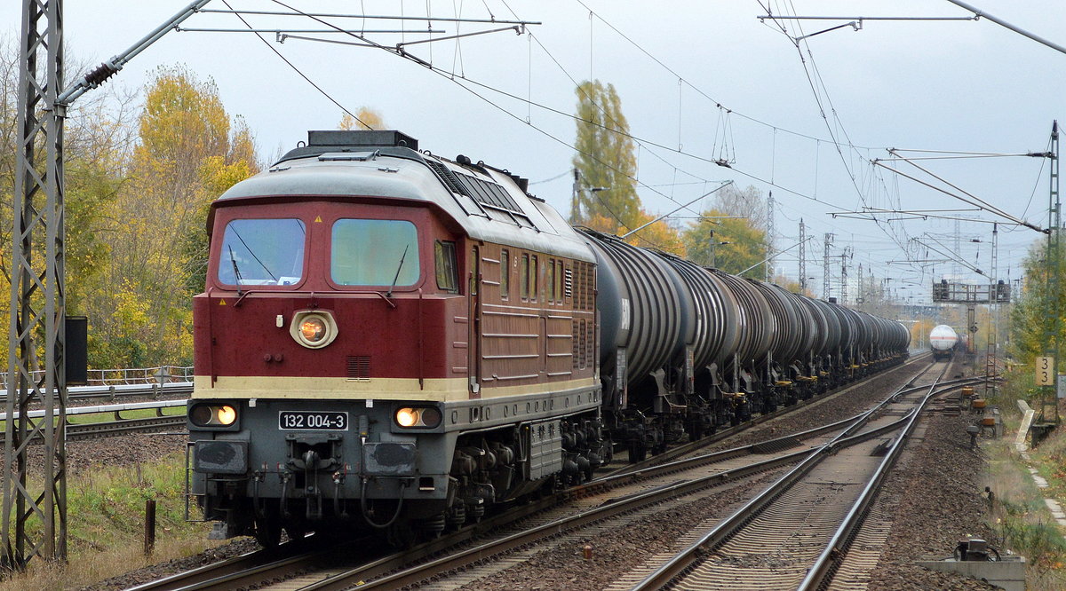 LEG 132 004-3(92 80 0232 204-0 D-LEG) mit Kesselwagenzug (leer) Richtung Stendel am 26.10.18 Bf. Berlin-Hohenschönhausen.