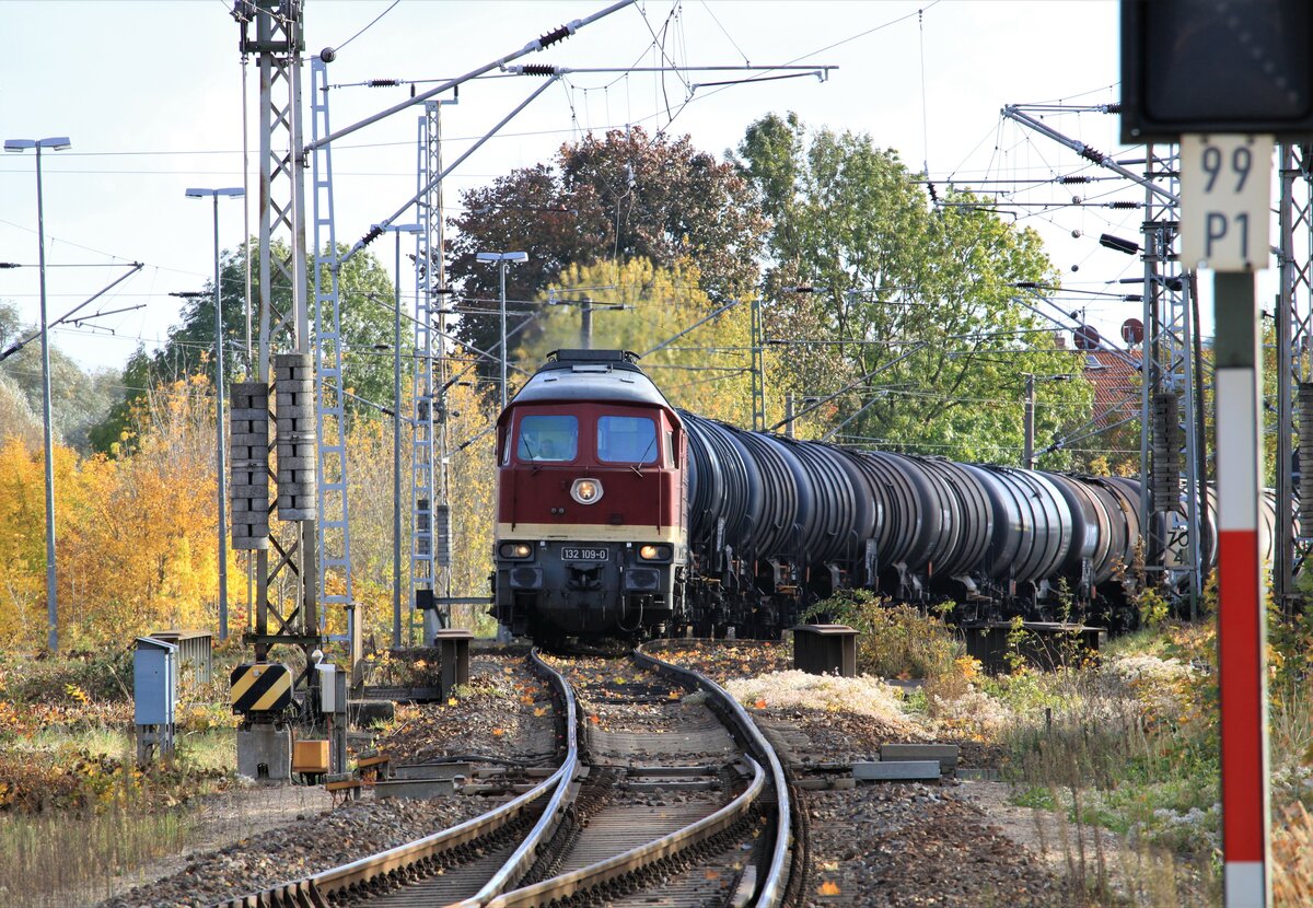 LEG 132 109 mit Leerkesseln kam hier im Bahnhof Angermünde am 23.10.2021 um die Ecke und ließ die Blätter fliegen. Der Zug kam aus Berlin und fuhr weiter nach Stendell.