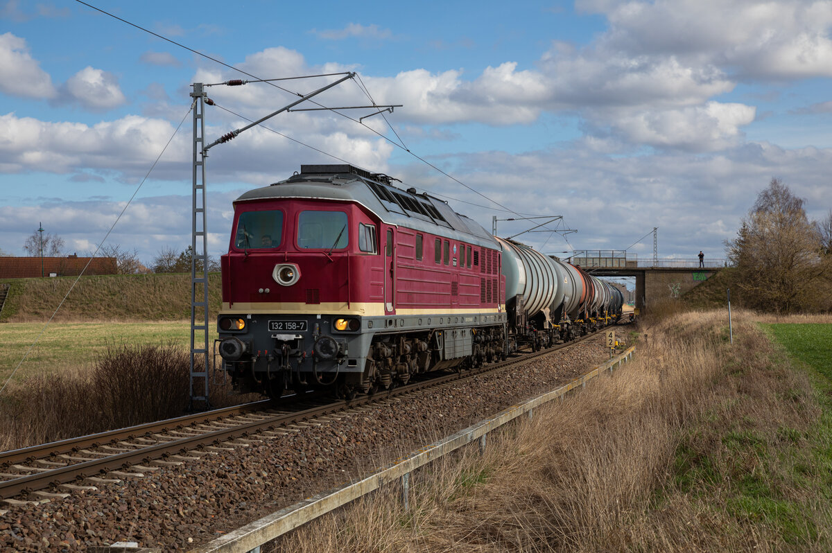 LEG 132 158 mit Kesseln am 26.03.2023 in Stendell.
