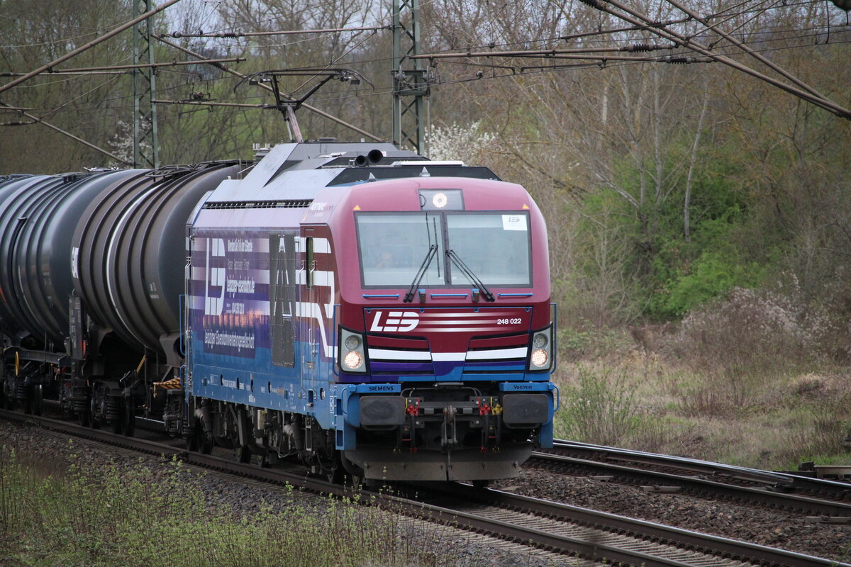 LEG 248 022 fuhr am 5.4.24 mit Kesselwagen durch Naumburg (Saale).
