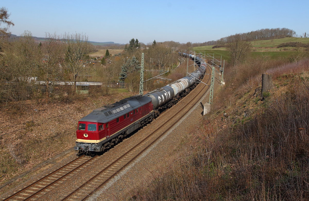 LEG Kesselzug bei Jocketa/Pöhl mit 132 068 und am Schuss 232 416 und 192 013. Die 129 als Nachschublok wurde wegen des schweren Kesselzuges für die Steigungen im Vogtland benötigt.
Aufgenommen am 24.03.2020 