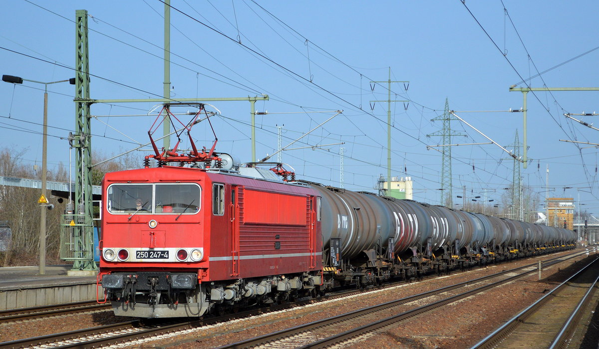 LEG - Leipziger Eisenbahngesellschaft mbH, Leipzig mit  250 247-4  [NVR-Nummer: 91 80 6155 247-0 D-LEG] und Kesselwagenzug am 24.02.21 Durchfahrt Bf. Flughafen BER Terminal 5.