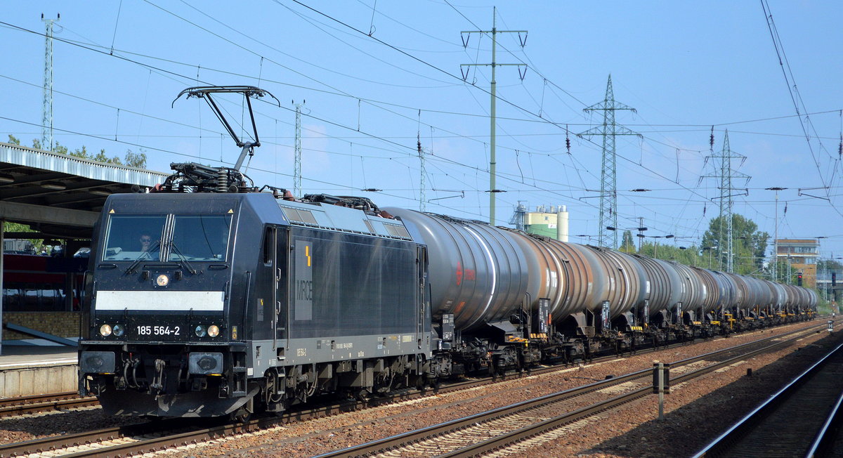 LEG - Leipziger Eisenbahnverkehrsgesellschaft mbH mit der MRCE Dispo  185 564-2  [NVR-Number: 91 80 6185 564-2 D-DISPO] und Kesselwagenzug (Ethanol) am 28.08.19 Bahnhof Flughafen Berlin Schönefeld.