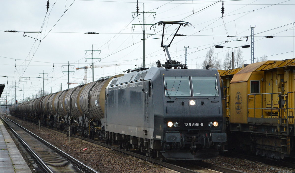 LEG - Leipziger Eisenbahnverkehrsgesellschaft mbH, Delitzsch [D] mit der MRCE  185 546-9  [NVR-Nummer: 91 80 6185 546-6 D-DISPO] und Kesselwagenzug (leer) Richtung Stendel am 10.03.20 Durchfahrt Bf. Flughafen Berlin Schönefeld.