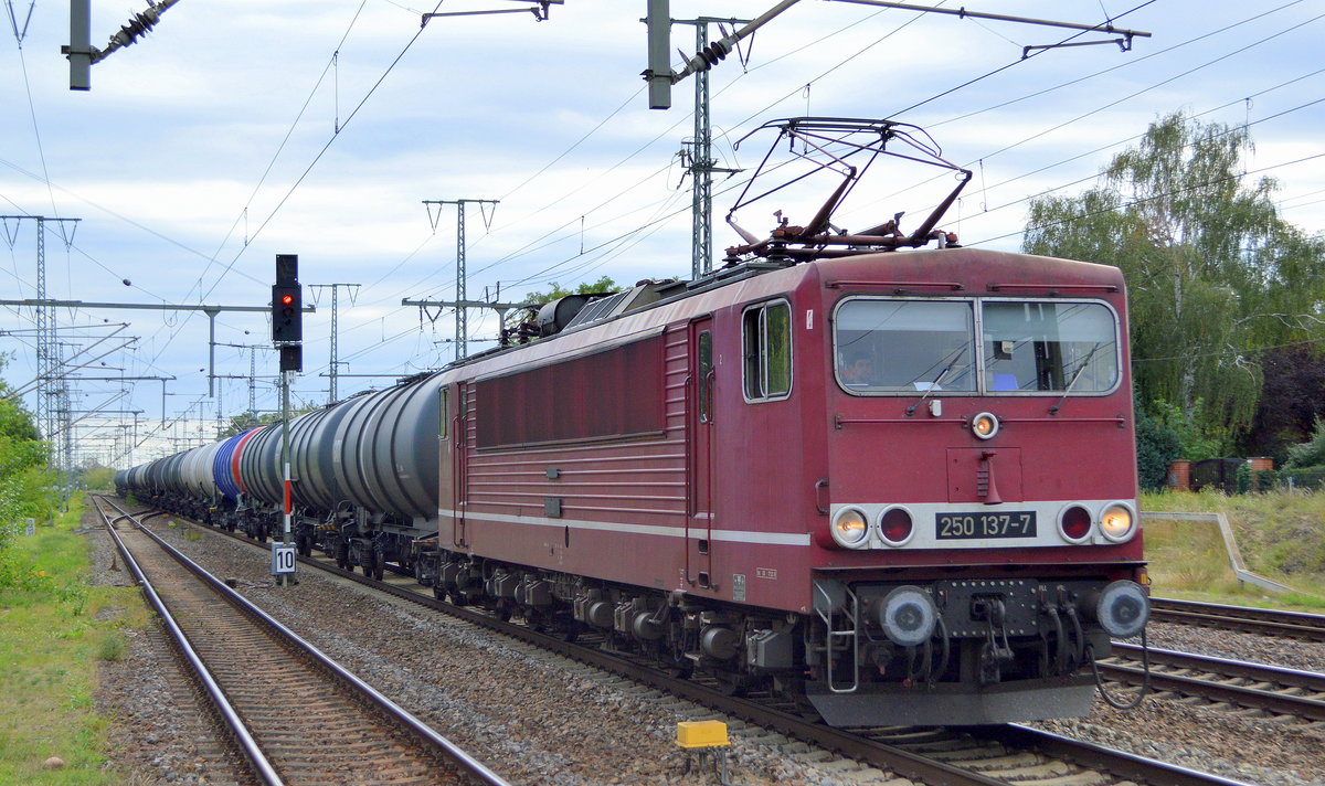 LEG - Leipziger Eisenbahnverkehrsgesellschaft mbH, Delitzsch mit  250 137-7  [NVR-Nummer: 91 80 6155 137-3 D-LEG] und Kesselwagenzug am 08.09.20 Durchfahrt Bf. Golm (Potsdam).