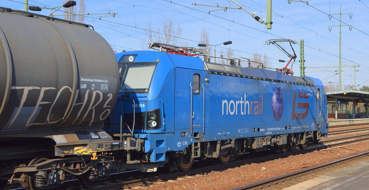LEG - Leipziger Eisenbahnverkehrsgesellschaft mbH, Leipzig [D] mit  192 013  NVR-Nummer: 91 80 6192 013-1 D-NRAIL] und Kesselwagenzug (leer) Richtung Stendell am 10.03.21 Durchfahrt Bf. Flughafen BER Terminal 5.