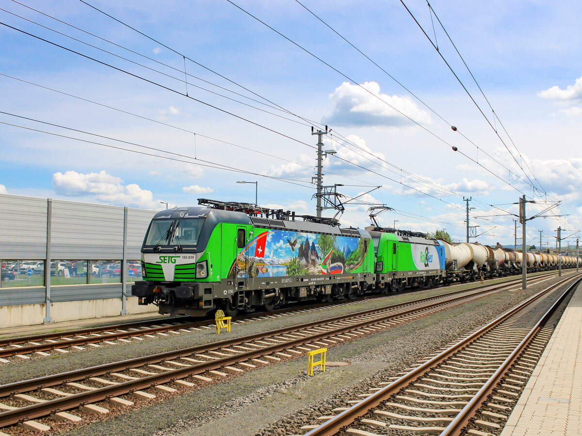 Leibnitz. Die SETG 193 839 wartet am 25.04.2023 gemeinsam mit einer Schwesterlok von Rail&Sea mit einem Schlammkreidezug im Bahnhof Leibnitz auf die Weiterfahrt Richtung Norden.