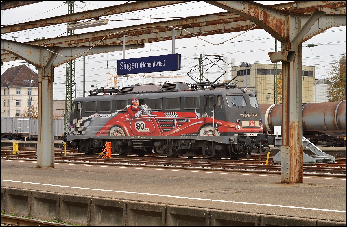 Leicht angegraut aber immer noch schön zeigt sich 115 509-2 im Oktober 2015 in Singen.