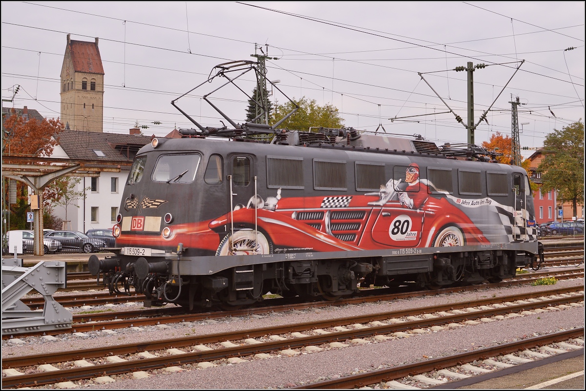 Leicht angegraut aber immer noch schön zeigt sich 115 509-2 im Oktober 2015 in Singen.