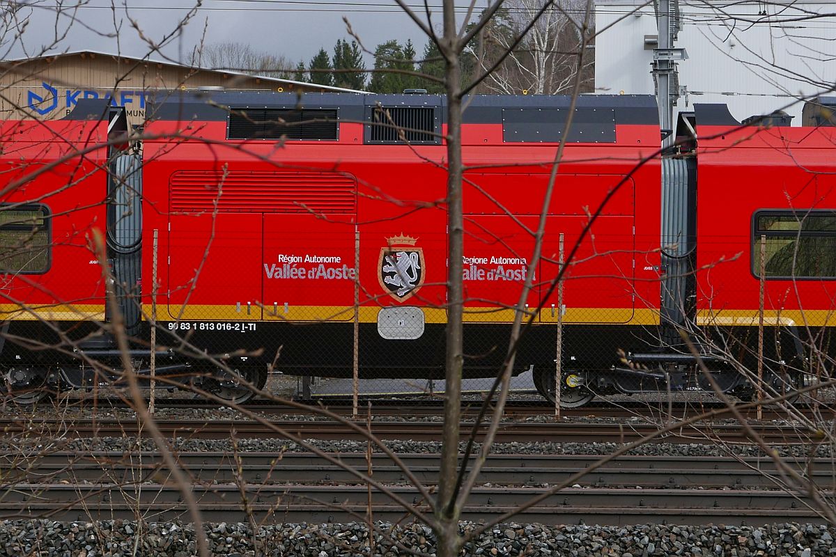 Leicht eingeschränkter Blick auf den Zwischenwagen (90 83 1 813 016-2 I-TI) / das  Powermodul“ des bimodularen FLIRT BTR 813.204 für das Aostatal, am 29.03.2018 im Außenbereich des Stadler-Werkes in Erlen abgestellt.