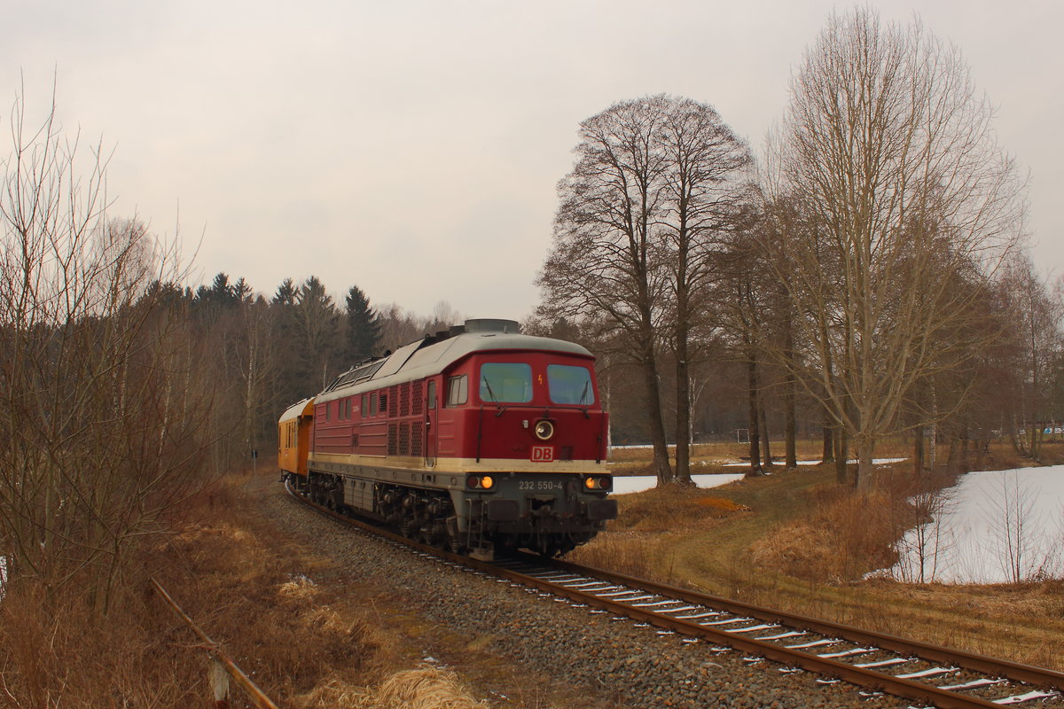 leicht über Motorisiert fährt die 232 550 auf der Mehlbahn bei Pöllwitz einen Bauzugwaggon Richtung Gera. Aufgenommen nur wenige Minuten nach dem Foto in Bernsgrün am 3.3.2018
