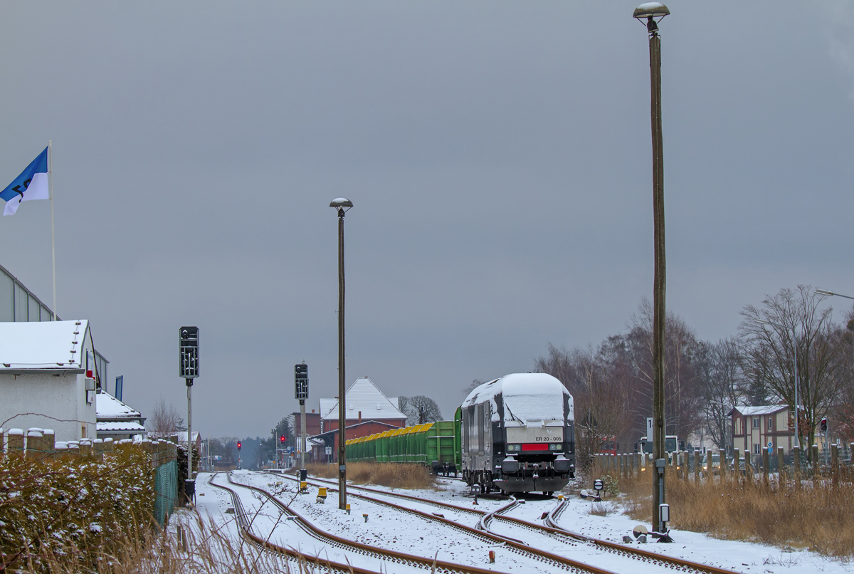 Leicht verschneit steht die MRCE / Dispolok mit ihren Holzwagen vor der Gleissperre des Torgelower Nebengleises. - 21.01.2014 - Vom BÜ Borkenstr. aufgenommen.