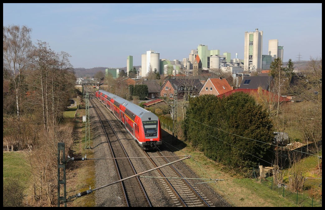 Leicht verspätet erreicht hier der RE 2 am 16.3.2022 um 14.07 Uhr auf der Fahrt von Düsseldorf nach Osnabrück Lengerich in Westfalen! Im Hintergrund die mächtige Kulisse der Buzzi - Dyckerhoff Zement Werke.
