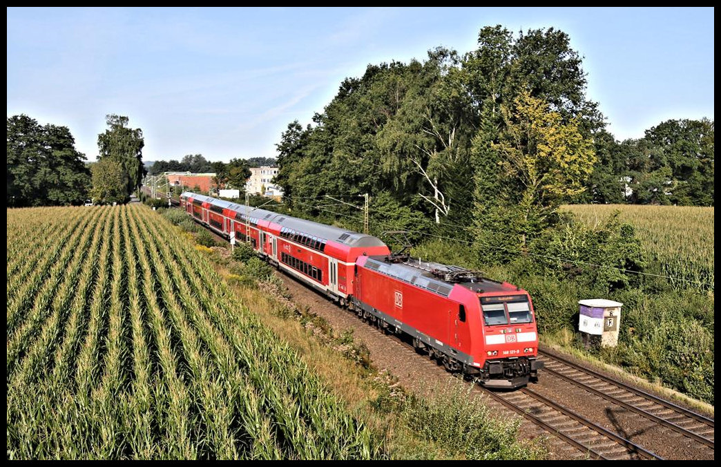 Leicht verspätet ist hier am 25.08.2021 um 9.24 Uhr der RE 2 aus Düsseldorf mit Zuglok 146121-9 bei Osnabrück Hellern unterwegs.