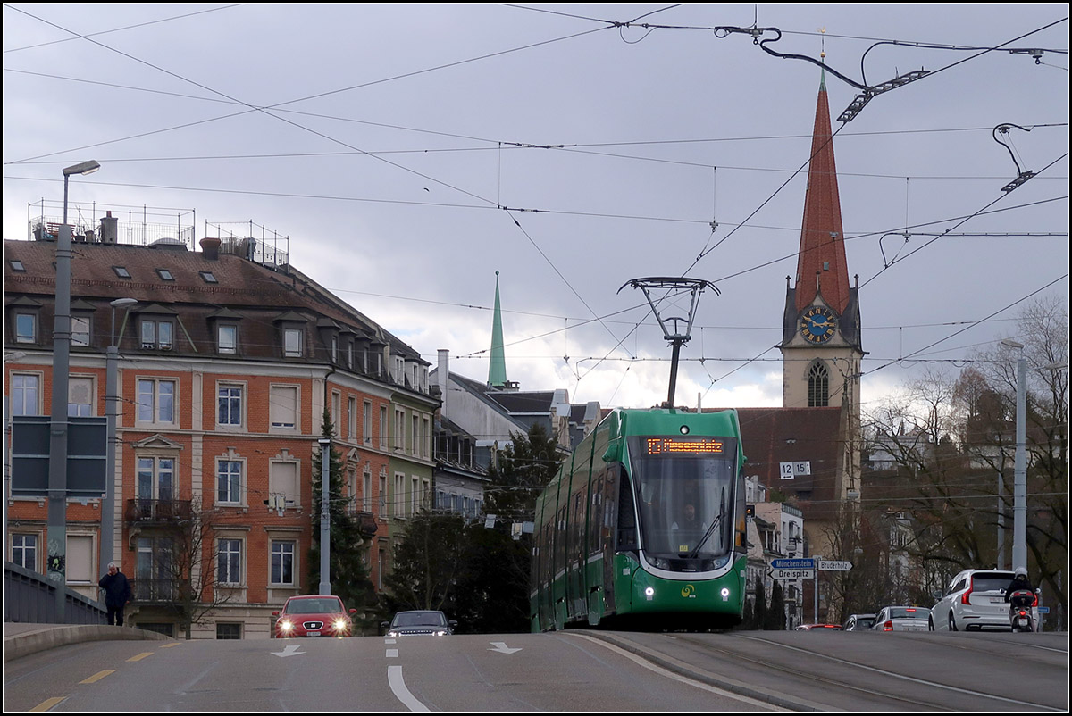 Leichte Kuppe - 

Flexity-Tram auf der Münchensteinerbrücke in Basel. 

07.03.2019 (M)