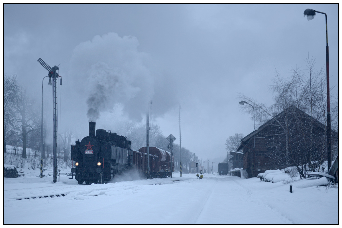 Leichter Schneefall am Morgen des 13.1.2013. 431.032 (ex ÖBB 93.1360) mit ihrem Pn 59907 bei der Ausfahrt aus Martinice nach Kunčice nad Labem. An dieser Stelle sei festgehalten, dass uns von CD die ganzen drei Tage ein Sicherungsposten zur Seite gestellt wurde, der den gesamten Ablauf koordinierte und es uns ermöglichte, bei Fotohalten und Scheinanfahrten die Geleise zu betreten. 