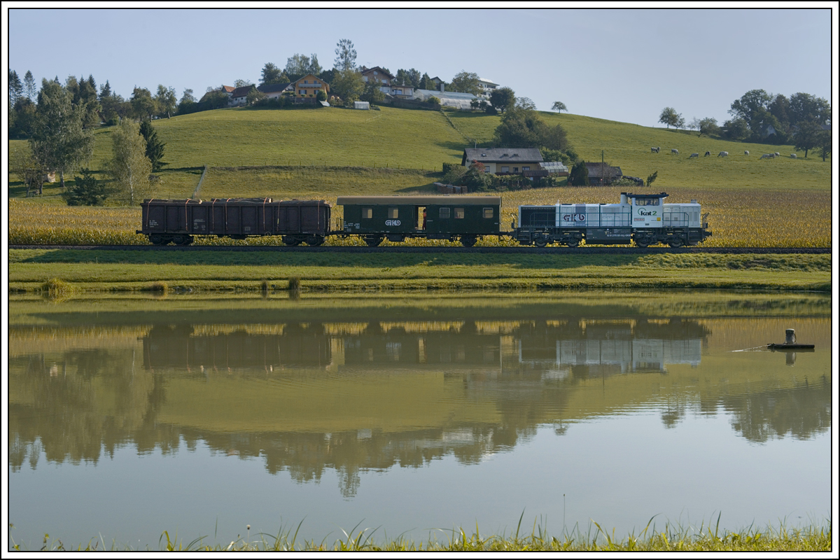 Leichtes Spiel hatte 1700.2 der GKB am 10.9.2018 mit ihrem VG 71385 von Graz nach Wies. Die Aufnahme bei den Teichen in Kresbach, bei dem die Sonne noch auf der anderen Seite stand, erwies sich im Nachhinein stimmungsvoller, als es am Vorschaubild der Kamera den Anschein hatte.