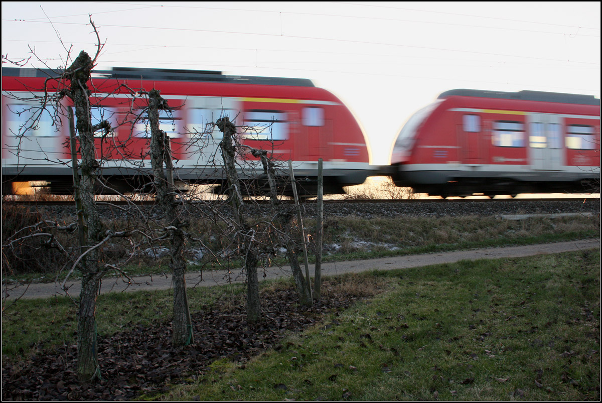 Leichtfüssig über die Schienen hüpfen -

Ein Zug der Baureihe 420 unterwegs auf der S2 bei Weinstadt-Endersbach. Durch die Bewegungsunschärfe wird optisch der Durchmesser der Räder verringert, so das diese die Schienen scheinbar nicht mehr berühren.

05.12.2016 (M) 