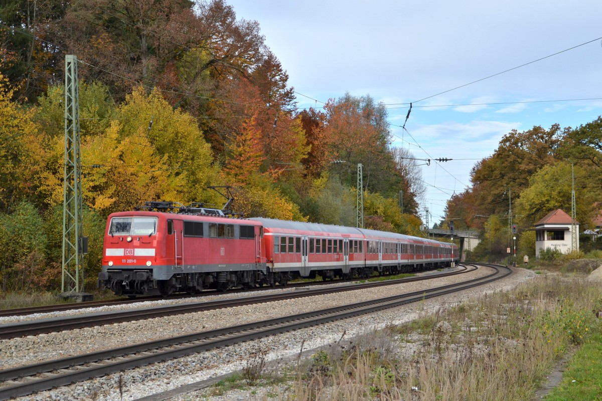 Leider auch schon Geschichte, seit Dezember 2013: 111 201-0 mit RE 79017 München Hbf - Salzburg Hbf, am 22.10.2013 bei der Einfahrt nach Aßling(Oberbay). Mittlerweile verkehrt hier leider der Meridian. 