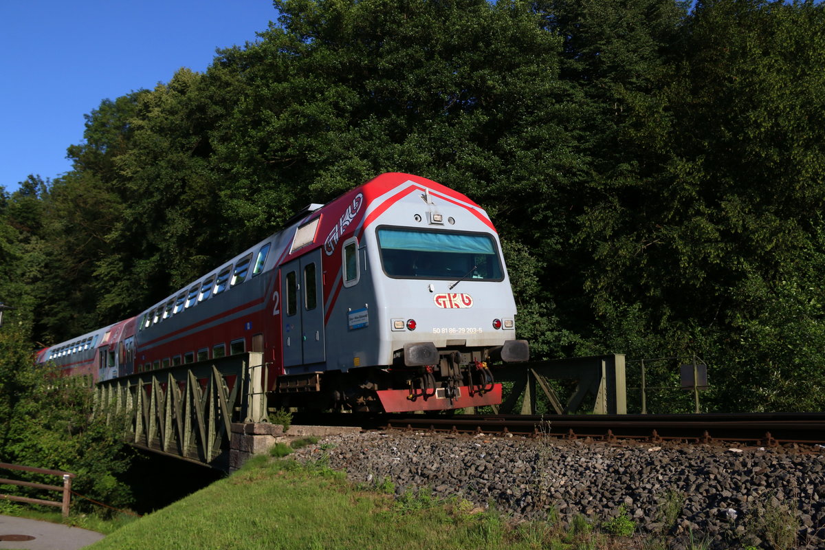 Leider bald Geschichte ist die genietete Stahlbrücke in Wies. Hier im Bild R8569 einer der wenigen Doppelstockzug-Umläufe an Werktagen. Kurz vor seinem Ziel am 29.07.2016 