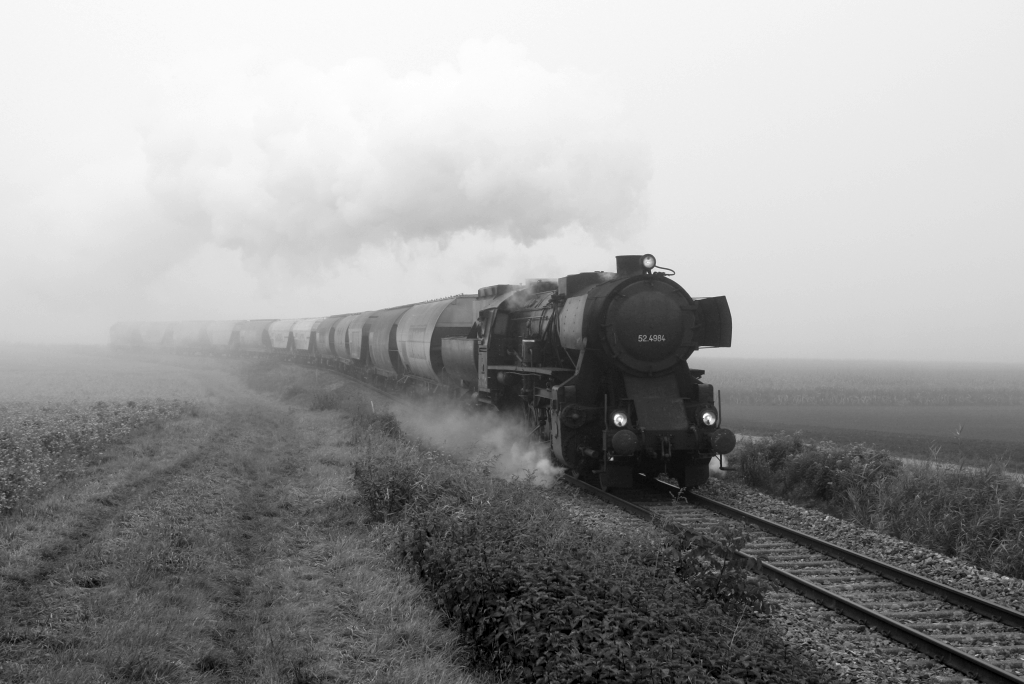 Leider bei dichtem Nebel fährt am 04.Okt. 2021 die A-LOKTM 52.4984 als Nebenfahrt 14723 (Korneuburg - Ernstbrunn) beim Km 7,0 der Lokalbahn Korneuburg - Hohenau.