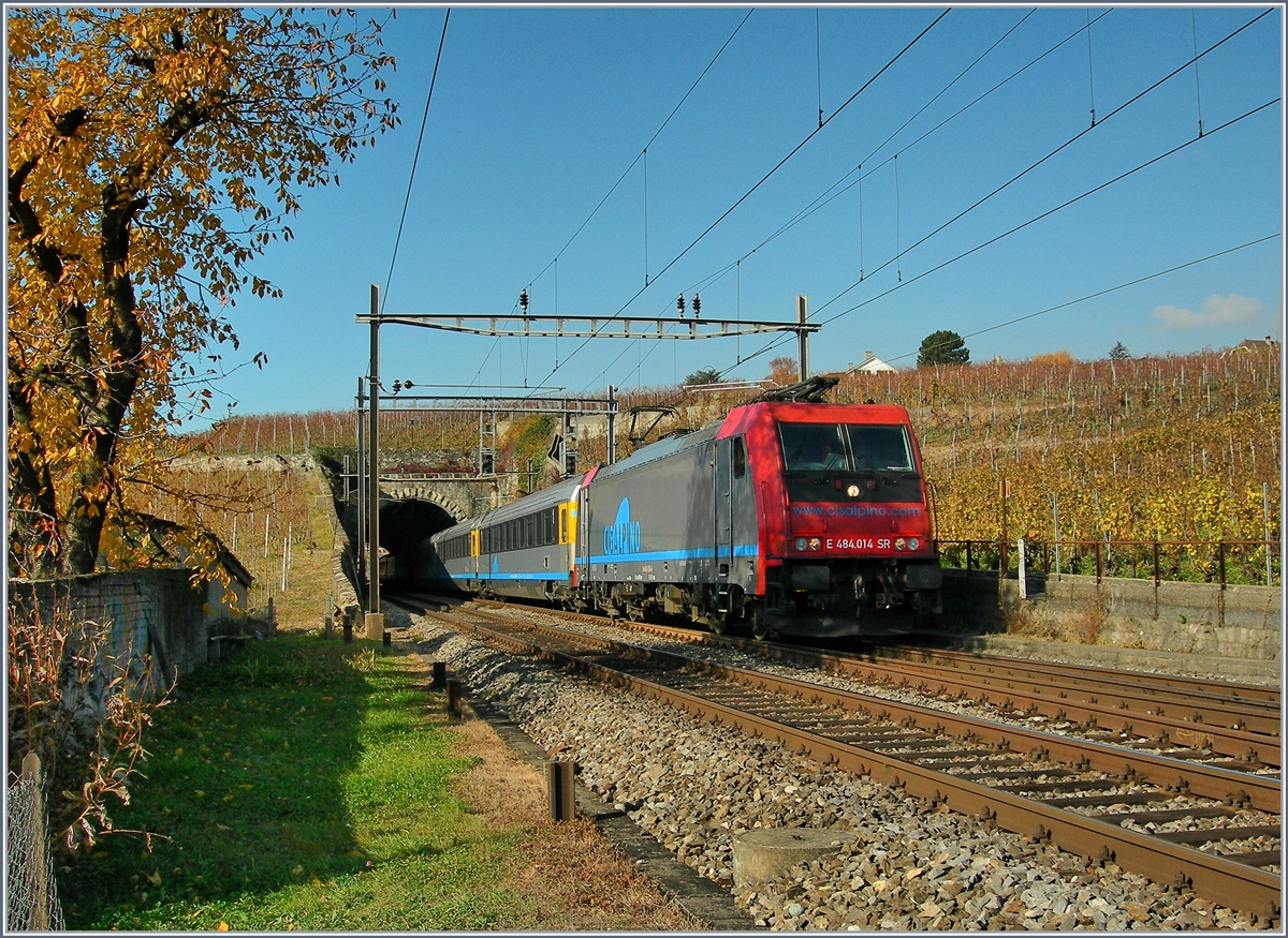 Leider im dümmsten Moment abgedrückt; trotzdem passt der bunte CIS EC mit der SBB 484 014 in die Herbstlandschaft bei Lutry. 
Dank der nicht sehr schnellen, aber Mehrstrom fähigen SBB Re 484 konnte der Verspätungsanfällige EC CIS Verkehr stabilisiert werden.
8. Nov. 2007