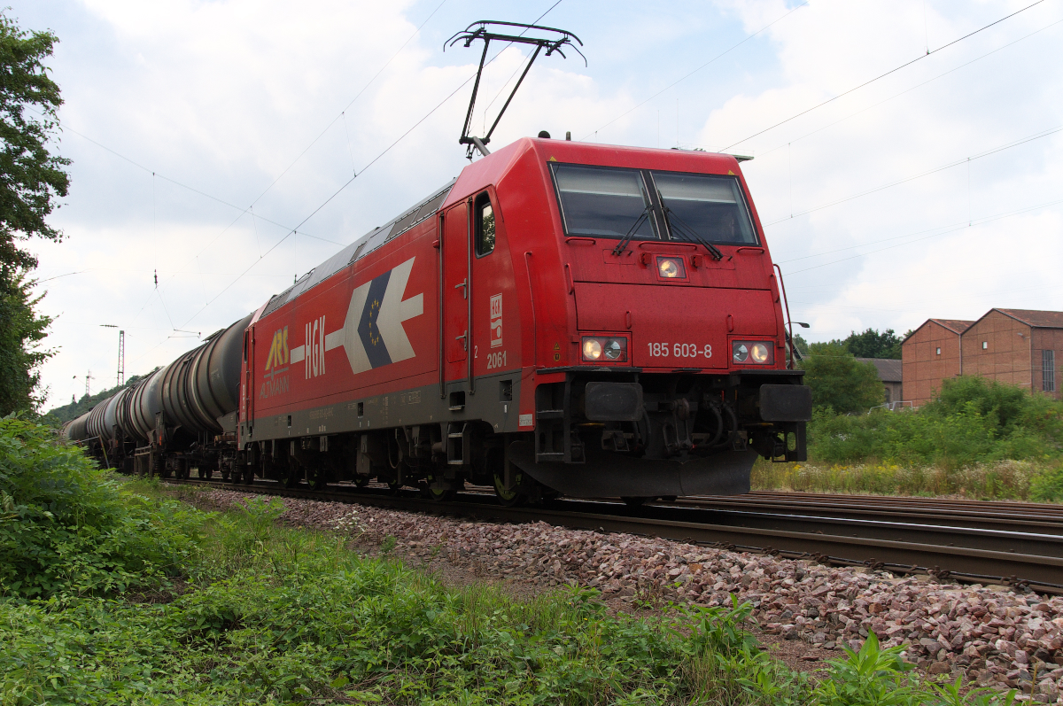 Leider ist vom ehemaligen Grubenbahnhof der Grube Luisenthal nur noch Grün zu sehen.
4 Gleise von DB Netz liegen noch hier, die anderen ca. 10 Gleise der Grube sind nach der Schließung 2005 nach und nach abgebaut worden. HGK 185 603 rauscht mit einem Kesselwagenzug durch Luisenthal in Richtung Saarbrücken. Bahnstrecke 3230 Saarbrücken - Karthaus am 27.08.2013 - Völklingen-Luisenthal.