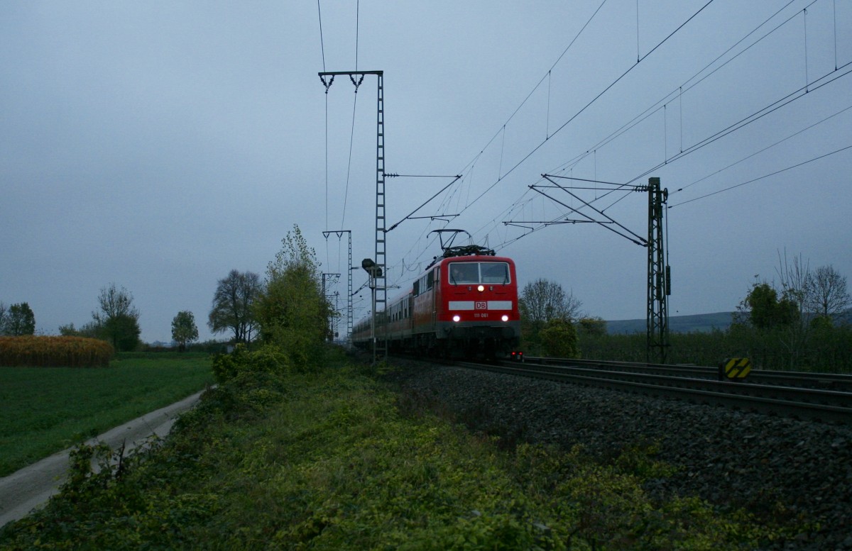 Leider etwas weit weg, aber alleine wegen dem freundlichen Tfs ist es mir die Einstellung wert:
111 061 mit einer RB von Offenburg nach Basel Bad. Bf am Nachmittag des 22.11.13 bei der Einfahrt in M�llheim (Baden).
Viele Gr��e an den Lokf�hrer!