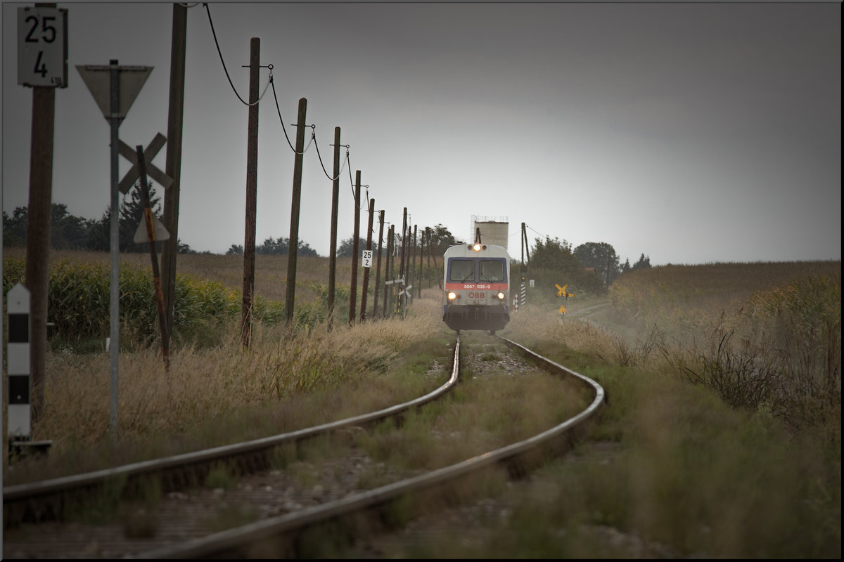 Leider etwas zu wenig Staub habe ich auf dem Feldweg aufgewirbelt ,... 5047.35 auf der Radkersburgerbahn am 14.September 2019