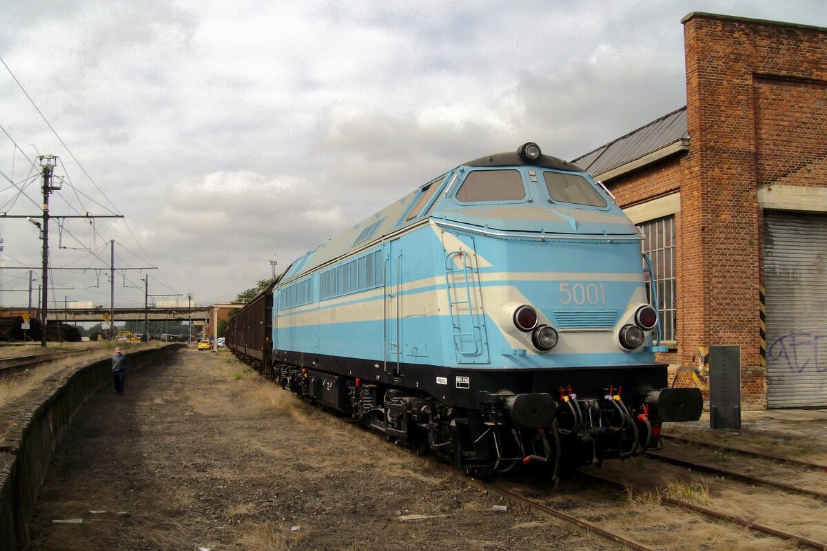 Leider existiert dieser Maskerade nicht mehr. Ex-NMBS 5117 wurde in 2009 umgezaubert in 5001, eine Testdiesellok aud die 70er jahre, womit die NMBS versuchte, eine 140 km/h schnelle Diesellok bereit zu stellen. Pannenreihen und die vortschreitende Elektrifikation beschränkte die Ära des 5001s auf nür wenige Jahre und die 5001 wurde 1978 zurückgebaut. Die PFt-TSP baute 2009 deren 5117 in die 5001 Blauwe Vogel (Blauer Vogel) um, aber auch dieser Lok könnte sich nicht durchhalten und wurde Ende 2017 verschrottet. Hier steht der Quasi 5001 am 12 September 2009 ins Bw Saint-Ghislain.