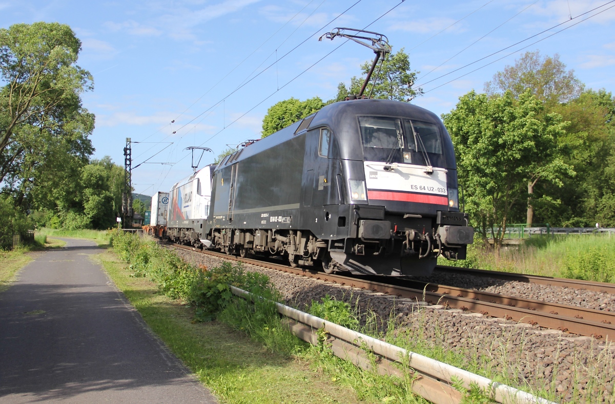 Leider falsch herum: 182 533 (ES 64 U2-033) in Doppeltraktion vor 1216 955-5 und Containerzug in Fahrtrichtung Norden. Aufgenommen bei Wehretal-Reichensachsen am 05.06.2013.