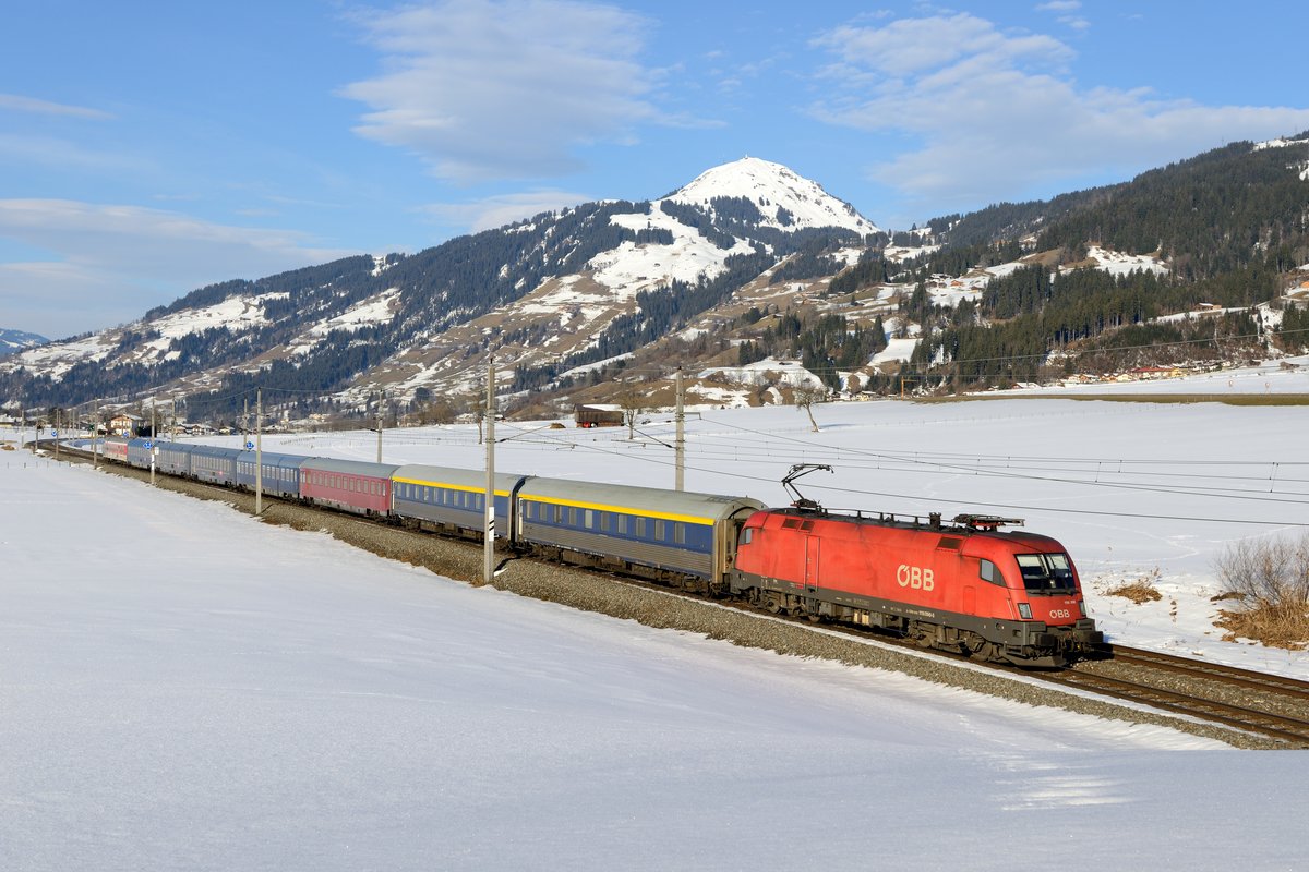 Leider haben die schönsten Schizüge oft die banalste Bespannung: DRV 13417 nach Bischofshofen war am 21. Februar 2015 aus einem besonders abwechslungsreichen Wagenpark gebildet - besonders die beiden Schlafwagen der Gattung P stechen hervor - allerdings ließ der Pflegezustand der 1116.098 etwas zu wünschen übrig. Bei Brixen im Thale unter der Hohen Salve gelang diese Aufnahme.