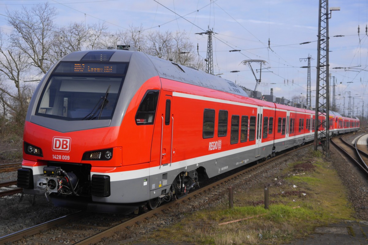 Leider hat die Tiefenschärfe nur für den Triebkopf gereicht: 1428 009 und 007 als RB 42 Münster - Essen bei der Einfahrt nach Gleis 3 im Hbf Wanne-Eickel, 26.2.15.