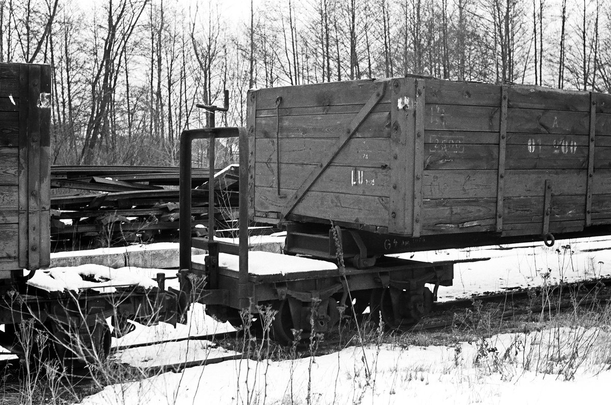 Leider hatte ich trotz mehrerer Besuche bei der Lausitzer Verwandtschaft nie Kontakt zur Muskauer Waldeisenbahn während deren aktiver Zeit gefunden. Bei einem Spaziergang durch Krauschwitz entdeckte ich erst am 29. Januar 1983 im Gelände des ehemaligen Lokschuppens diese abgestellten Fahrzeugreste. Die Beschriftung des Wagens  A 01-200  ist noch gut erkennbar.