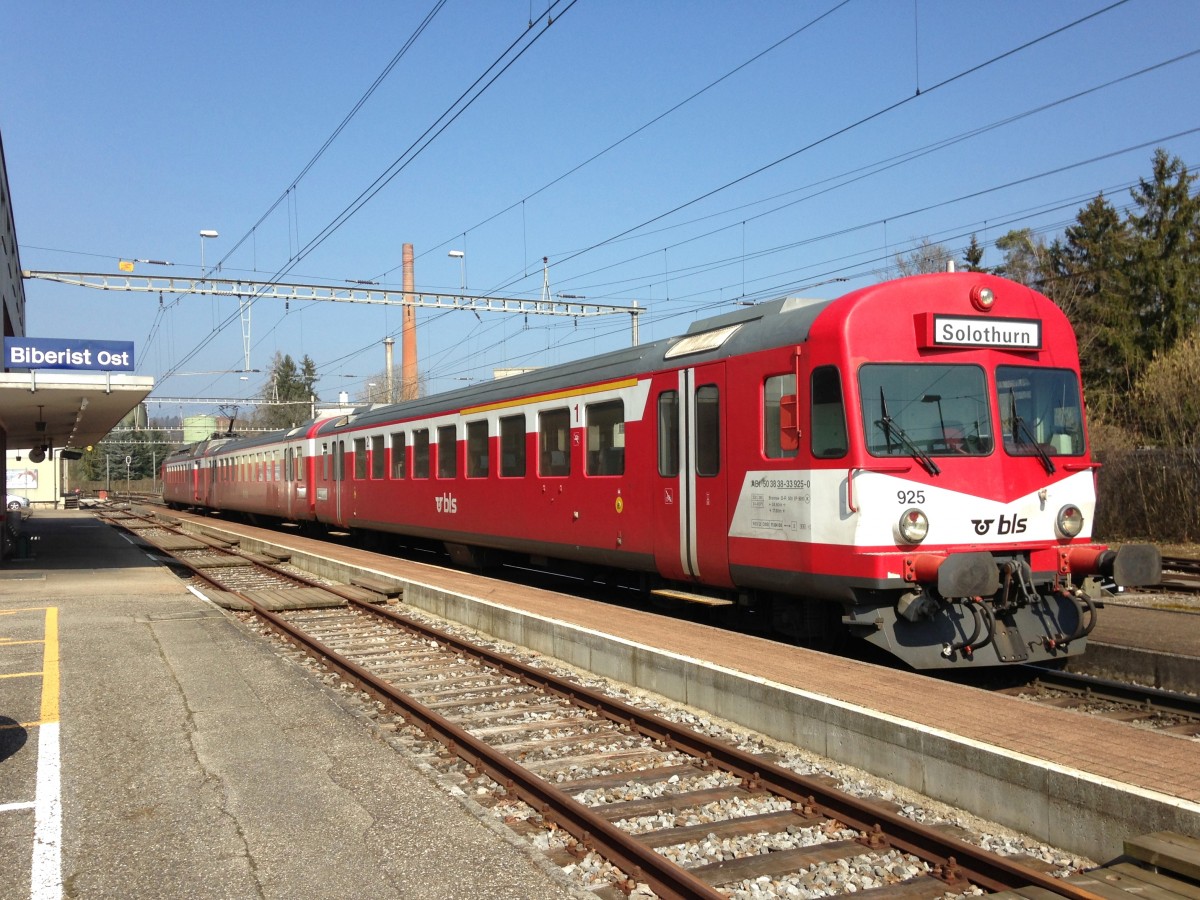 Leider immer weniger anzutreffen: Die RBDe 566 I Pendel, ex. RM bzw. ext EBT VHB SMB. Momentan wird in der Regel noch ein Umlauf auf den RE Solothurn-Burgdorf-Konolfingen-Thun mit diesen eleganten Pendeln gefhrt. Im Bild steht der RE 3443 mit dem ABt 50 38 38-33 925-0 in Biberist Ost, 07.03.2014.