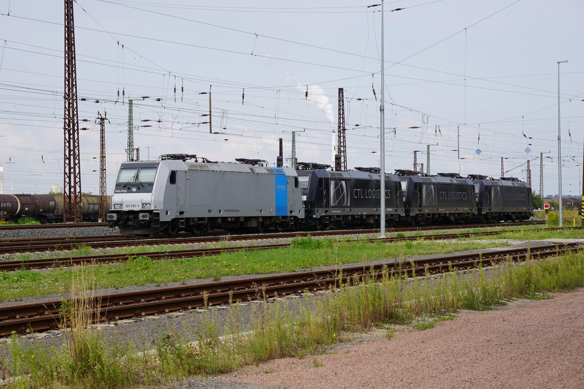 Leider konnte ich den Mast nicht absägen. Railpool 185 690 sowie 3 CTL Logistics 185er am 02.09.2017 in Großkorbetha.