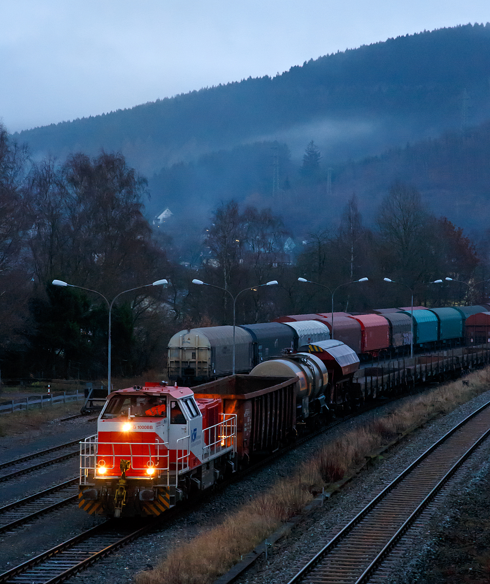 
Leider konnte ich sie noch nicht im Hellen und bei Sonnenschein erwischen...
Die neuste Errungenschaft der KSW (Kreisbahn Siegen-Wittgenstein), die Lok 47 (92 80 1271 027-5 D-KSW), ex D 2 der HFM, eine Vossloh G 1000 BB, steht am 14.12.2016 in Herdorf mit einem Übergabegüterzug zur Abfahrt bereit.