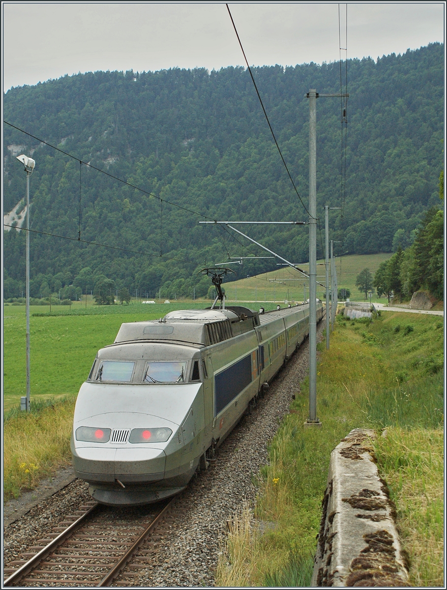 Leider längst Vergangenheit: TGV Lyria 9284 von Bern nach Paris hat Noiraigue verlassen und fährt nun in Richtung Travers.

22. Juli 2010. 