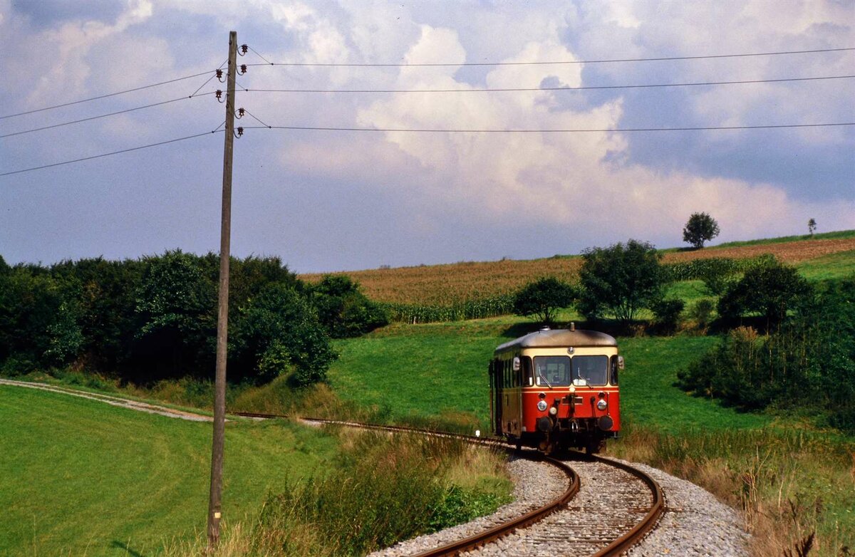 Leider lässt sich eine solche Begegnung mit der Unteren Kochertalbahn (WEG) nicht wiederholen. Ich würde viel dafür geben...Am 27.08.1985 fand sie unter glücklichen Umständen statt und ich wollte ihr mit diesem Foto eine gewisse Zeitlosigkeit verleihen.