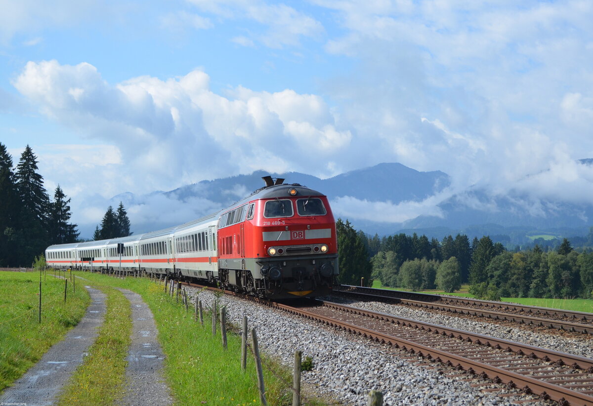 Leider ist die Lokfront zwar im Schatten, weshalb das Bild auch lange in der Ausschusskiste war, jedoch macht der schöne Allgäuer Hintergrund und das imposante Wolkenbild diesen  Lichtschaden  wieder wett :-) 
Am Morgen des 19. August 2014 war 218 469 mit dem IC 2084  Nebelhorn  in Martinszell (Allgäu) auf dem Weg Richtung Augusburg. Dort wird bis heute der IC 2084 mit dem IC 2082  Königssee  geflügelt und verkehrt weiter bis Hamburg-Altona. 