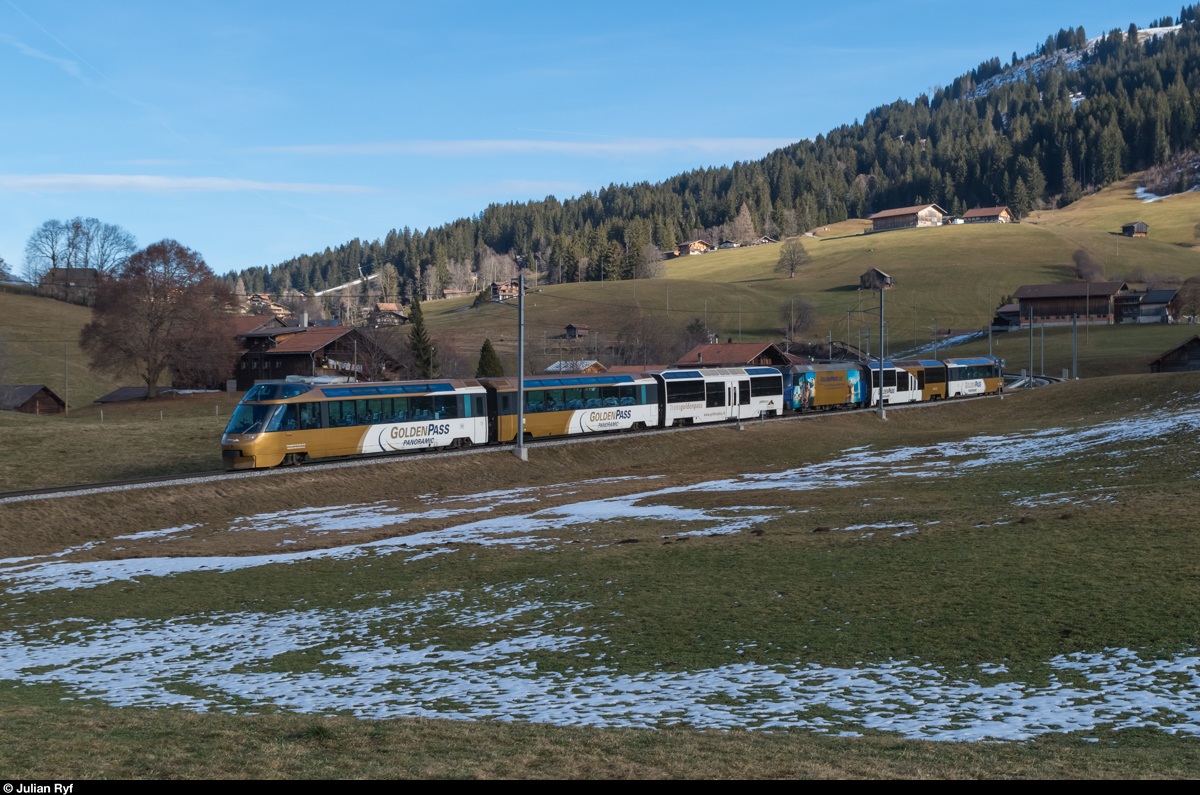 Leider mit Fotowolke konnte ich den GoldenPass Panoramic der MOB am 24. Dezember 2015 bei Gruben ablichten.