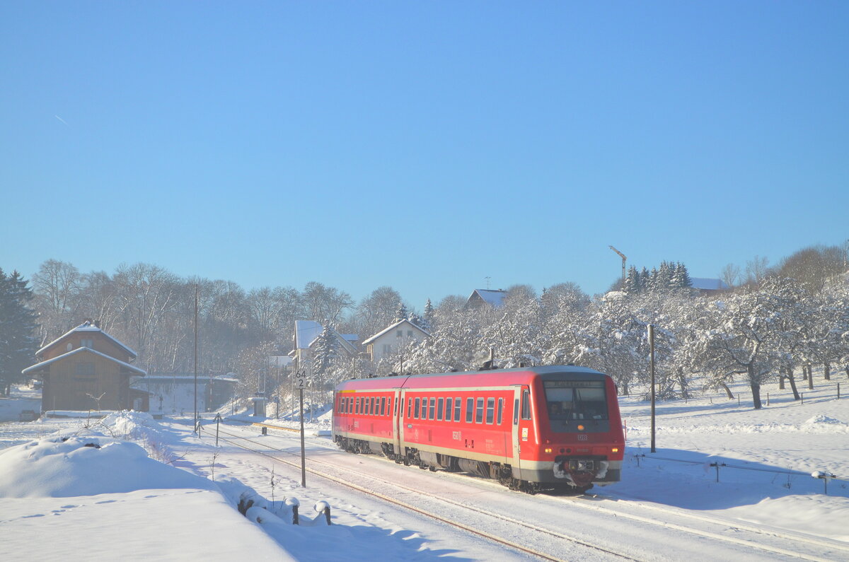 Leider mit der Front im Schatten, zeigte sich 611 049 am nebligen morgen des Neujahrstages 2015 bei der Ausfahrt aus dem winterlichen Bahnhof Döggingen in Richtung Rottweil. Heute zeigt sich der Bahnhof in einem ganz anderen Bild, mit Oberleitung und auch die 611er sind mittlerweile, nicht nur auf der hinteren Höllentalbahn, Geschichte.