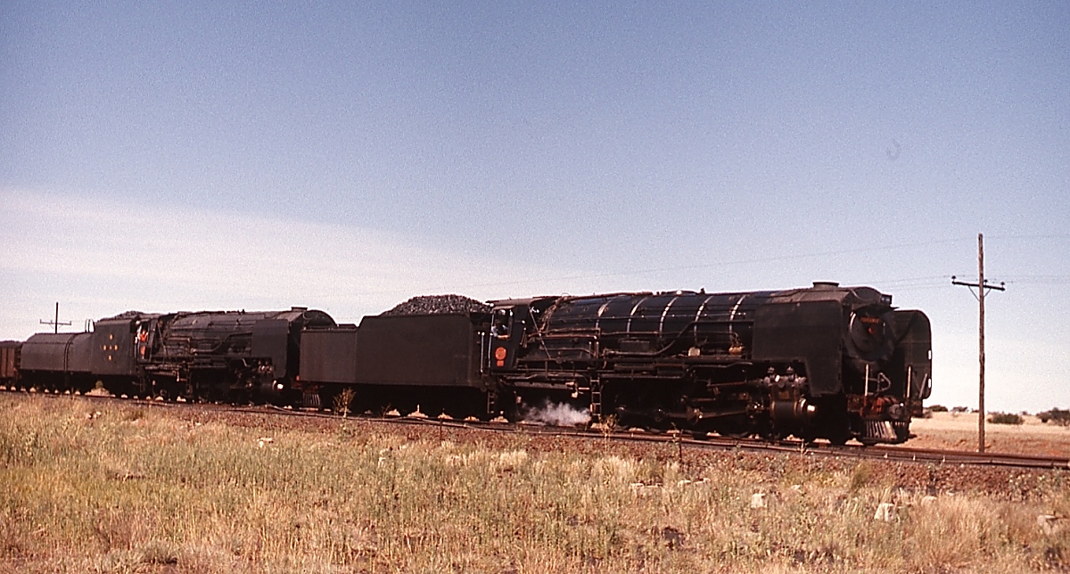 Leider mit geschlossenem Regler rollen zwei 25 NC der SAR im November 1976 die Rampe bei Modderriver hinunter. An den unterschiedlichen Tendern ist gut zu erkennen, dass die vordere Lok bereits als 25 NC geliefert wurde, während die hintere eine umgebaute frühere Kondenslok ist