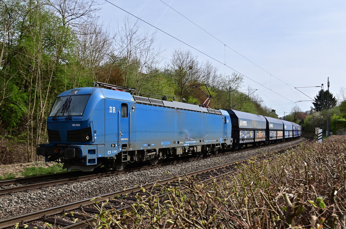 Leider musste ich diese Aufnahme etwas bearbeiten, da sich ein Künstler auf der Seitenwand der Lok verewigte, normalerweise würde ich es ja erst garnicht hochladen, aber da eine 192ziger auf den Kbs 705 ehr selten ist habe ich mich entschieden die 192 024 DR von NRail doch hoch zu laden und zuzeigen auch wenn sie nicht perfekt ist. Neckargerach den 12.4.2022