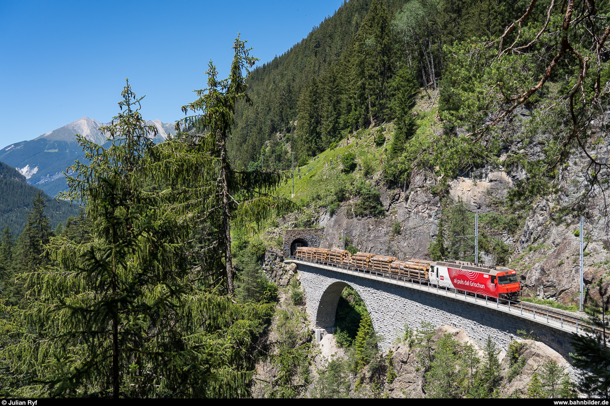 Leider nicht die erhoffte Ge 6/6 II, sondern die Ge 4/4 III 645 mit Güterzug am 7. Juli 2020 auf dem Stulsertobelviadukt.