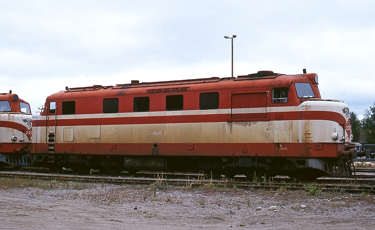Leider nicht mehr gebraucht wurden die zwischen 1959 und 1963 gebauten Lokomotiven der Baureihe Dr12 im Juni 1990, zahlreiche dieser Sechsachser waren im letzen Einsatzjahr schon abgestellt, wie hier die Dr12 2207 in Jyväskilä