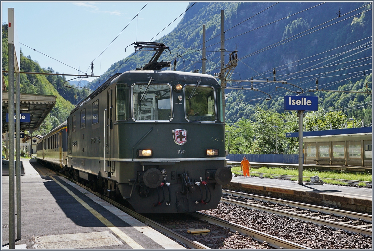 Leider ist nicht nur der Mittelbahnsteig in Iselle ziemlich kurz, sondern auch der Hausbahnsteig genügte längenmässig dem fünfteiligen IR gerade noch so; folglich blieb kaum Platz die ohnehin im Gegenlicht stehende Re 4/4 II 11161 hier bildlich festzuhalten.

Der IR 3220 kurz vor der Abfahrt nach Brig, wobei der Laustsprecher den Zug als  treno locale  anpries. 

19. August 2020