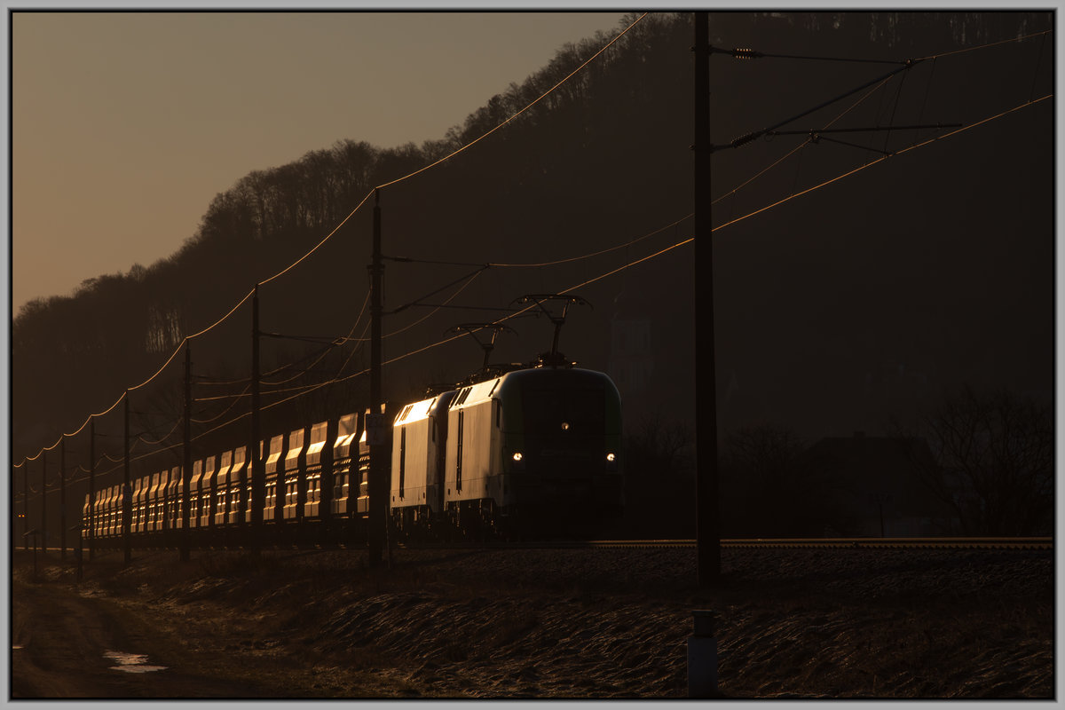 Leider noch in  Dunklen  rollt der  CAT-Taurus  wieder zurück in Richtung Graz .
12.02.2021 bei Wildon.